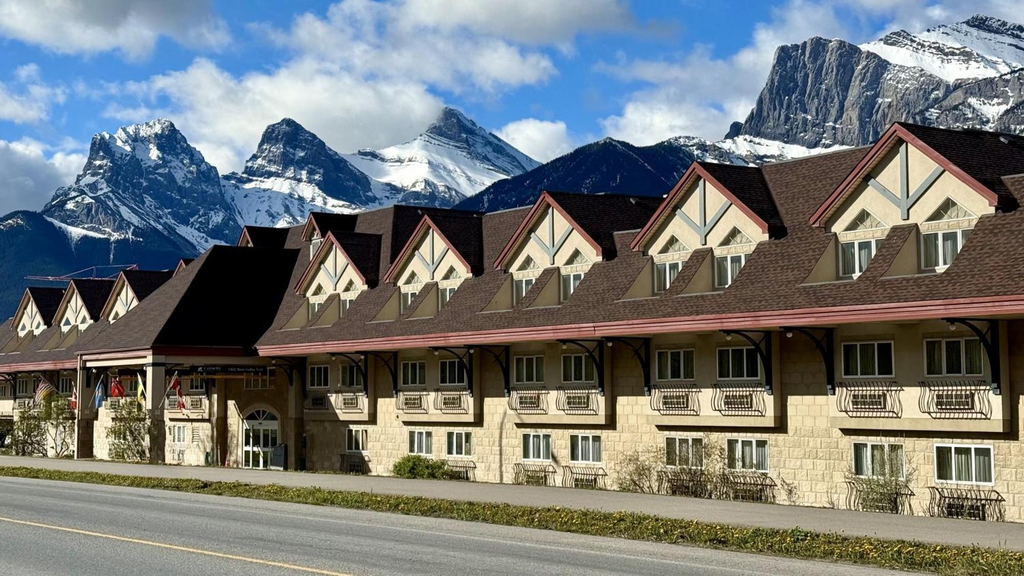 Canmore Inn & Suites Exterior foto