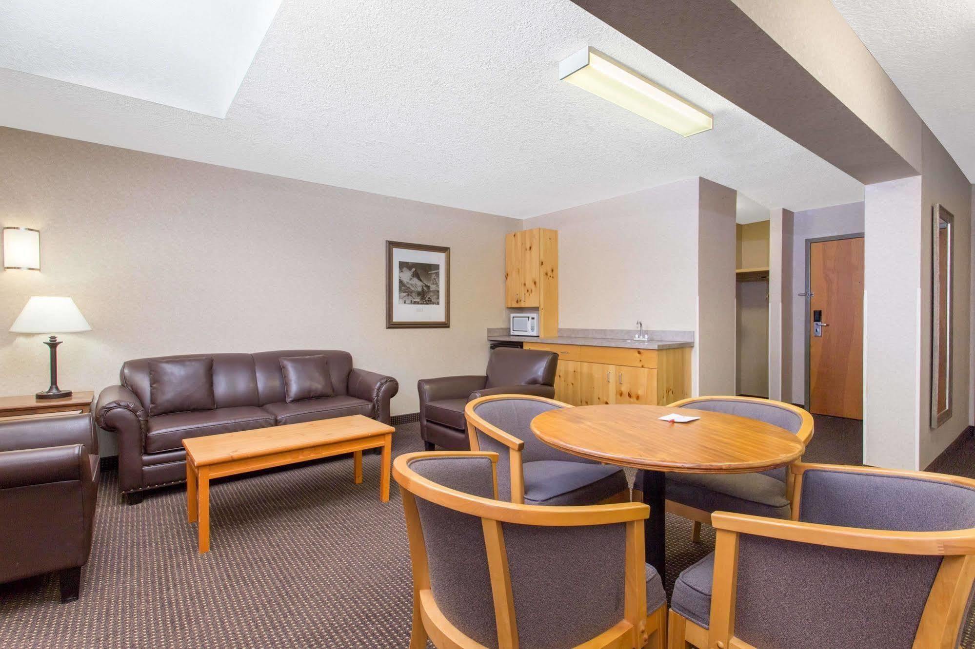 Canmore Inn & Suites Exterior foto