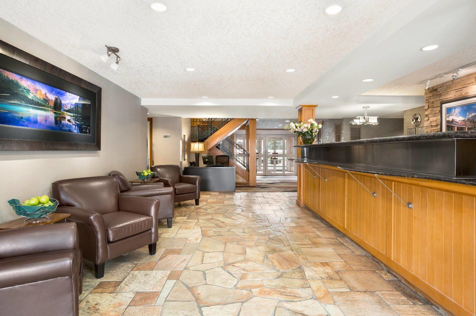 Canmore Inn & Suites Exterior foto